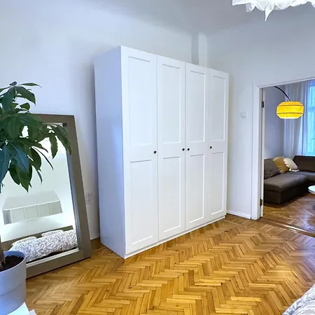 Spacious In Art Nouveau District Free Parking *