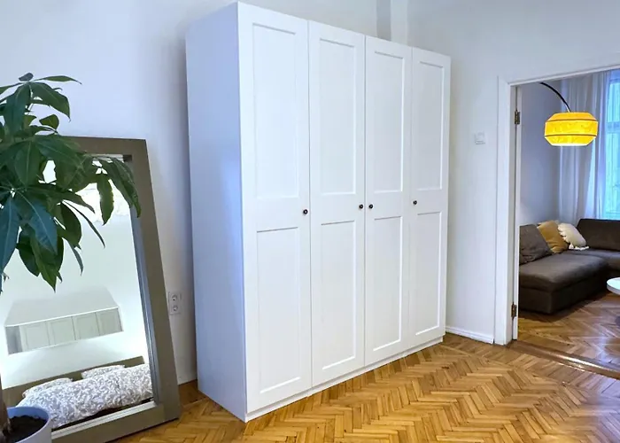 Spacious In Art Nouveau District Free Parking *